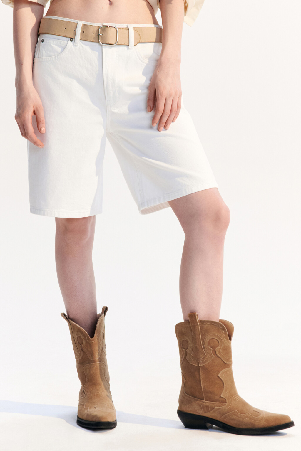 Шорты джинсовые прямые с ремнем - цвет белый - 2
