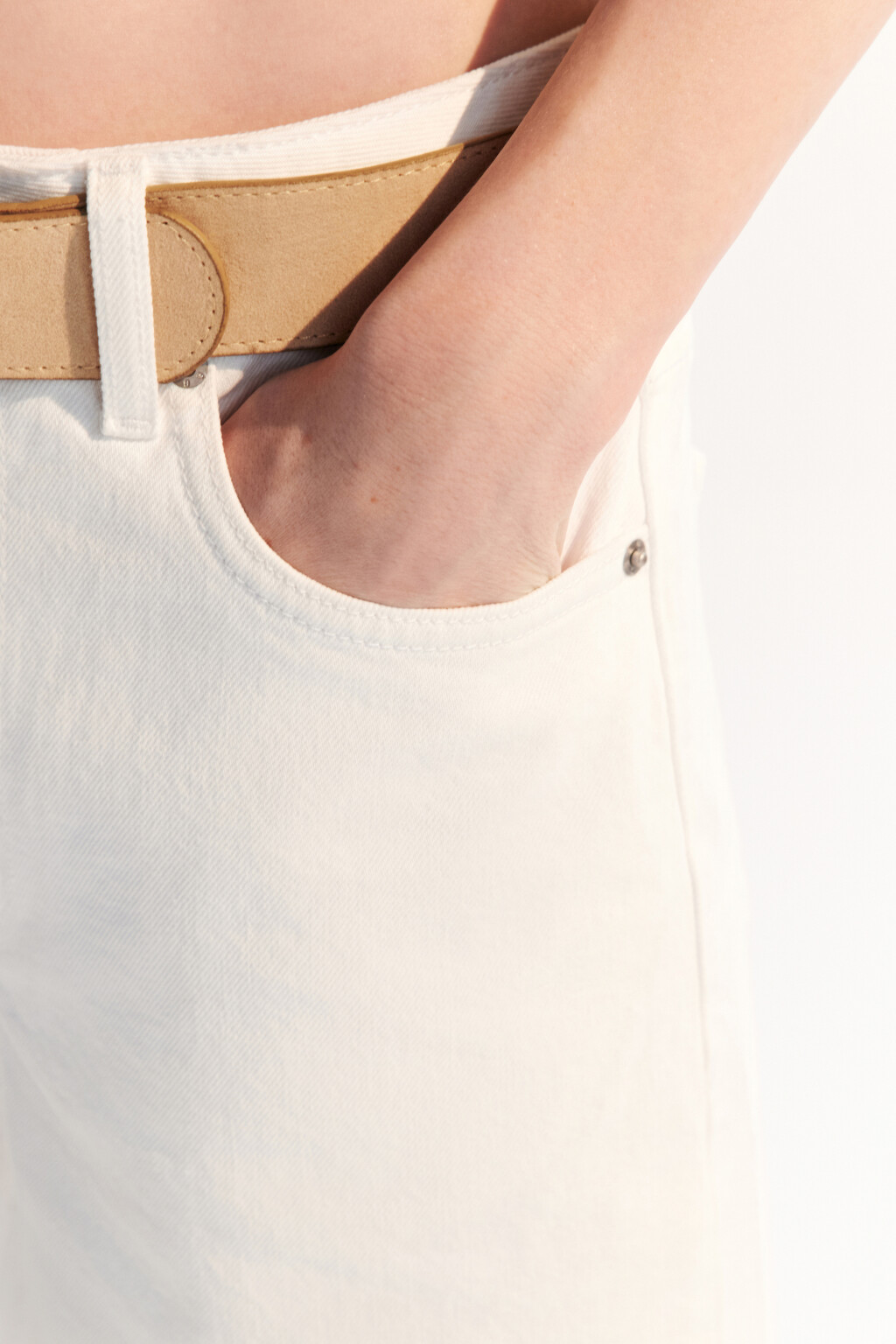 Шорты джинсовые прямые с ремнем - цвет белый - 6