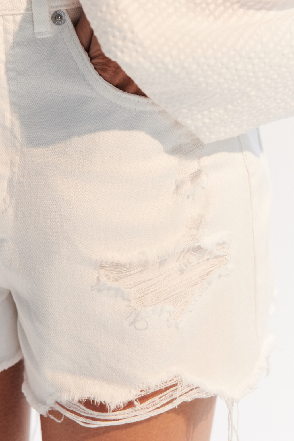 Шорты джинсовые рваные - цвет белый - 7