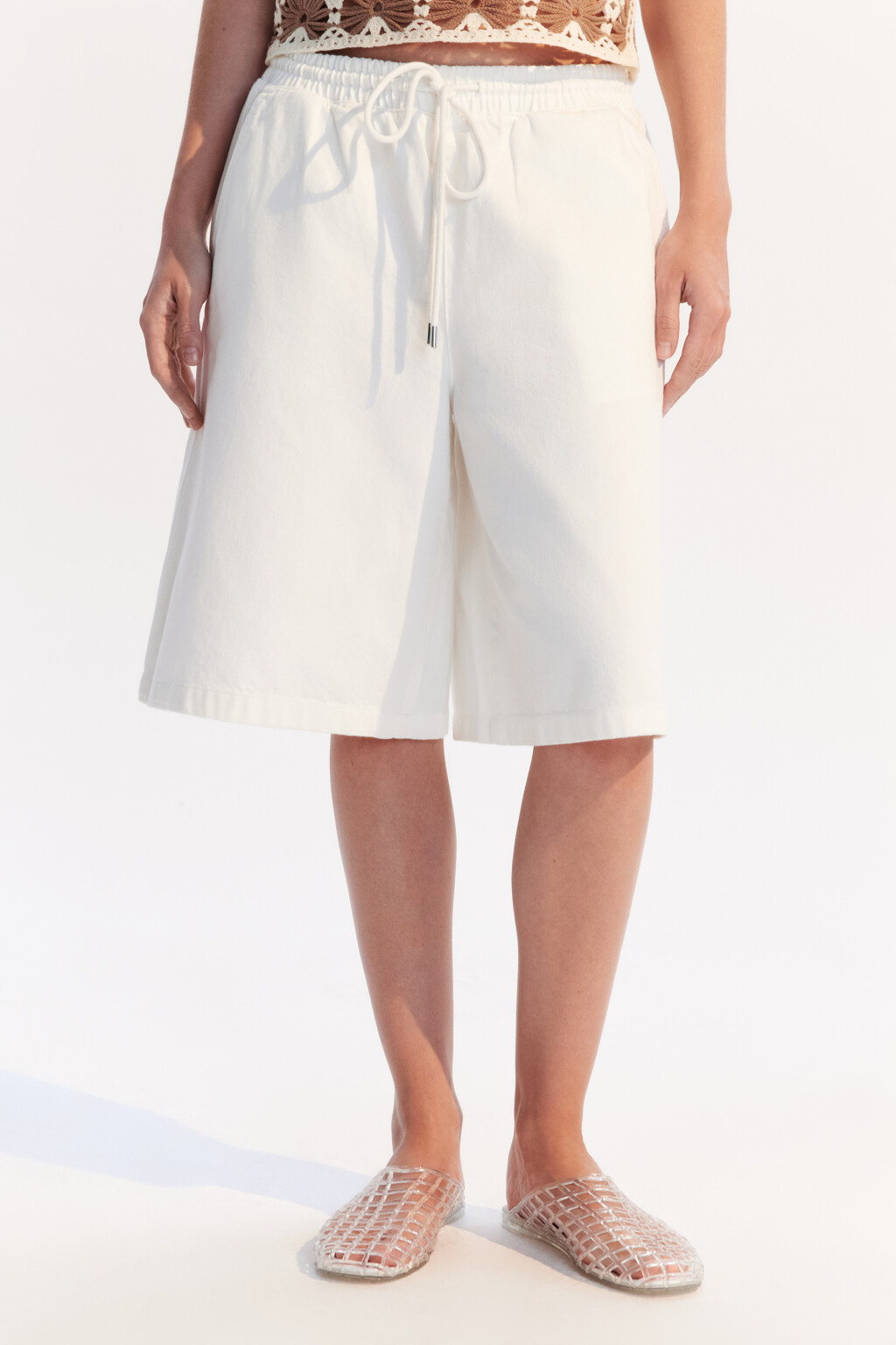 Шорты джинсовые с поясом на завязках - цвет белый - 2