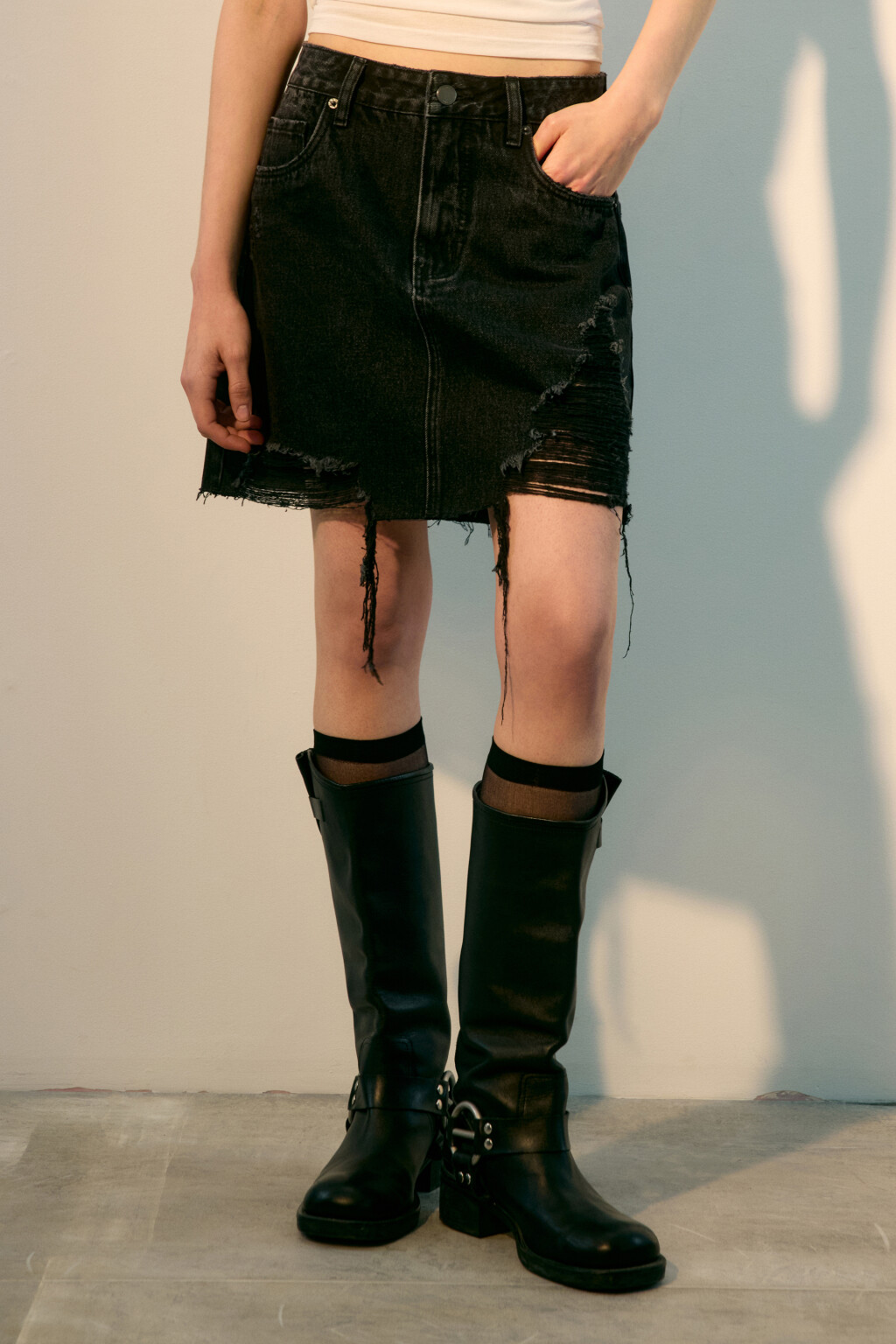 Юбка мини джинсовая рваная - цвет черный - 3