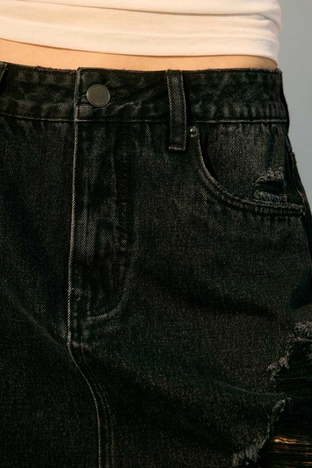 Юбка мини джинсовая рваная - цвет черный - 6