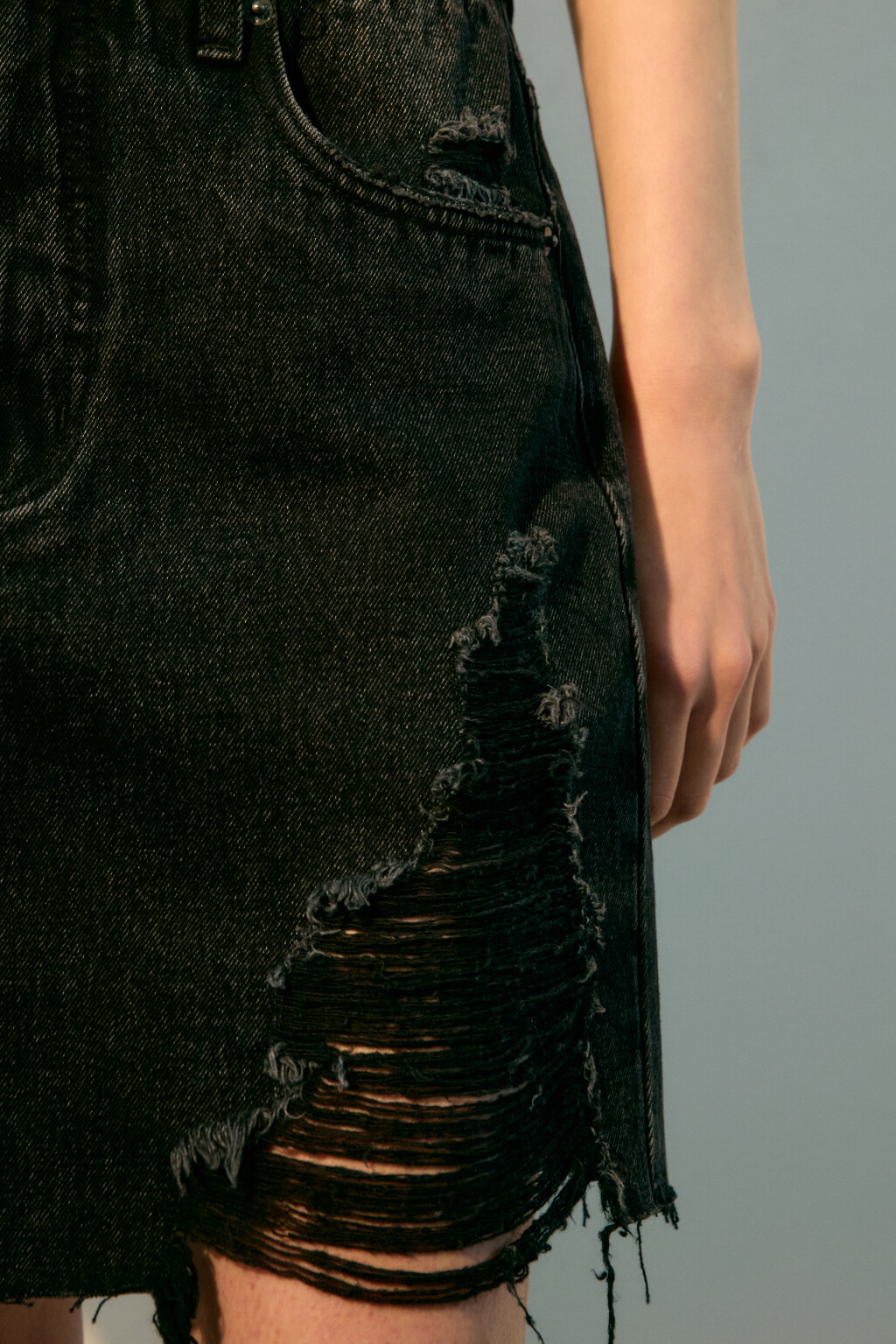 Юбка мини джинсовая рваная - цвет черный - 7