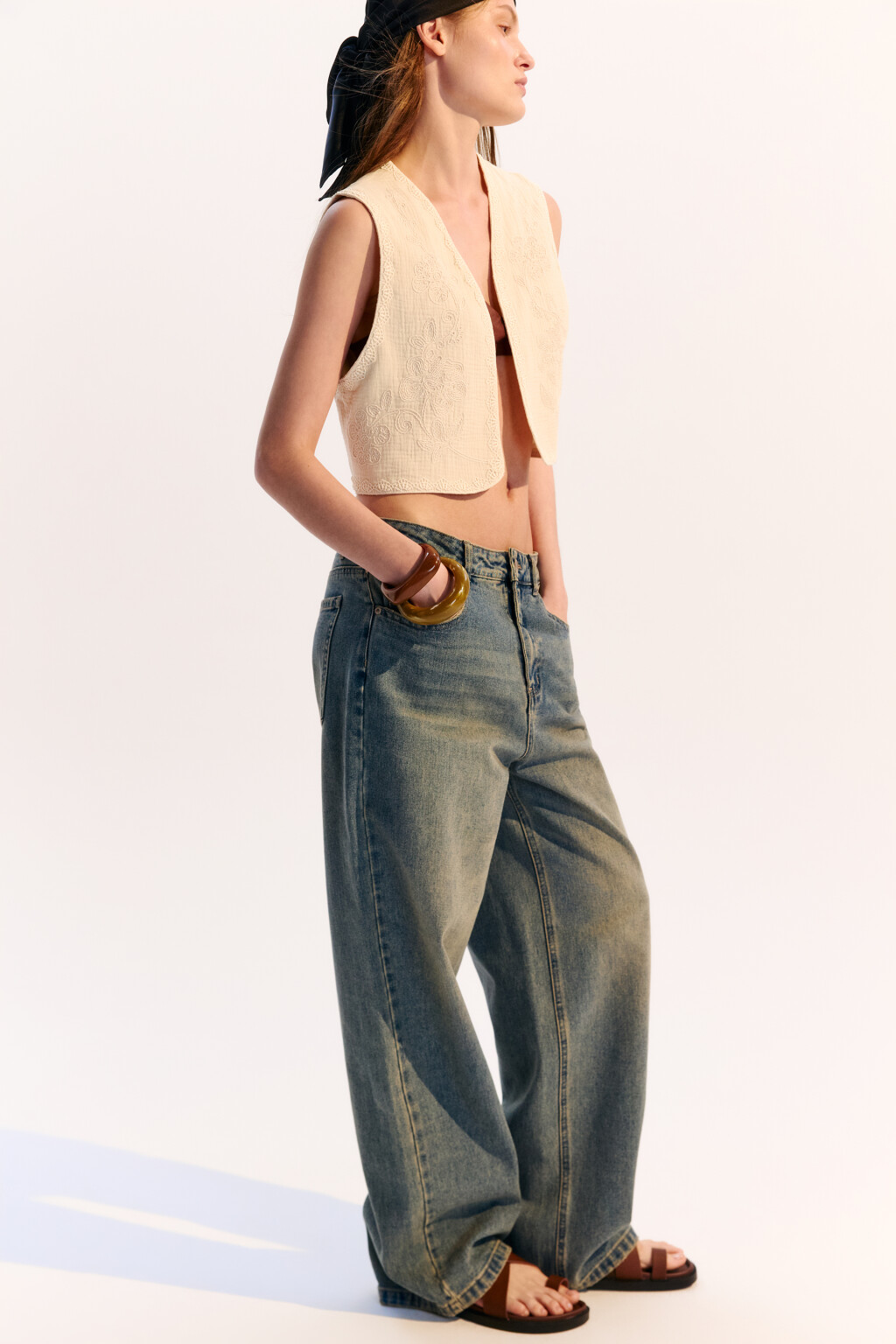 Жилет хлопковый с цветочной вышивкой - цвет бежевый - 2