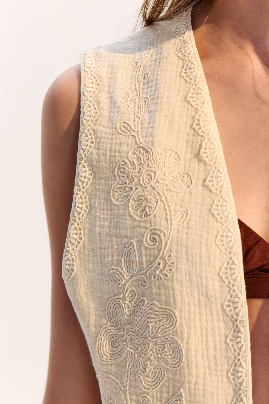 Жилет хлопковый с цветочной вышивкой - цвет бежевый - 6