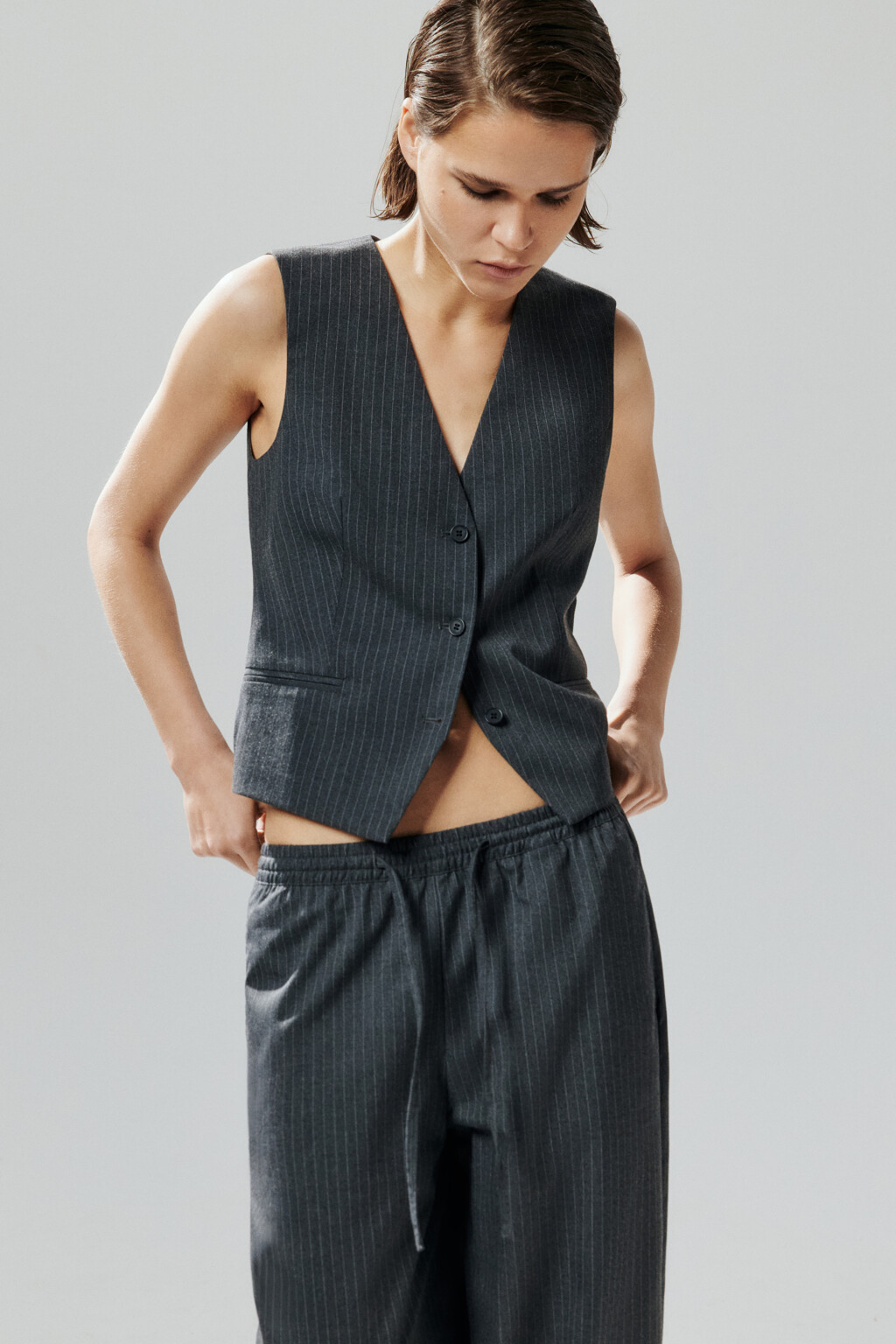 Жилет костюмный в полоску - цвет серый - 1