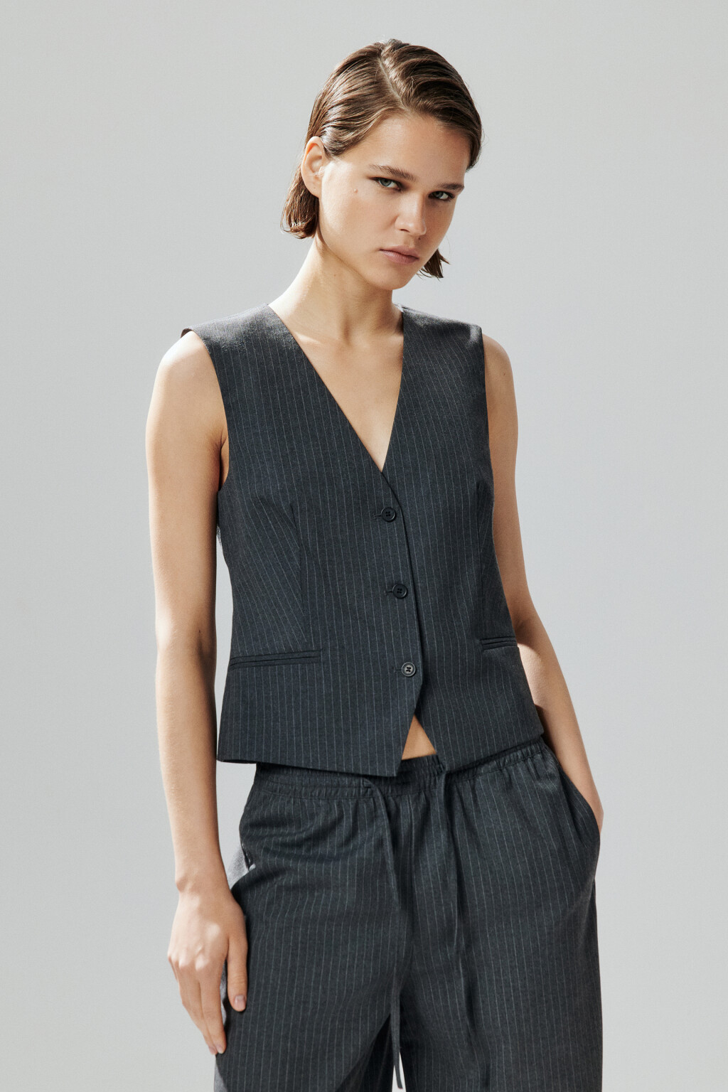 Жилет костюмный в полоску - цвет серый - 2