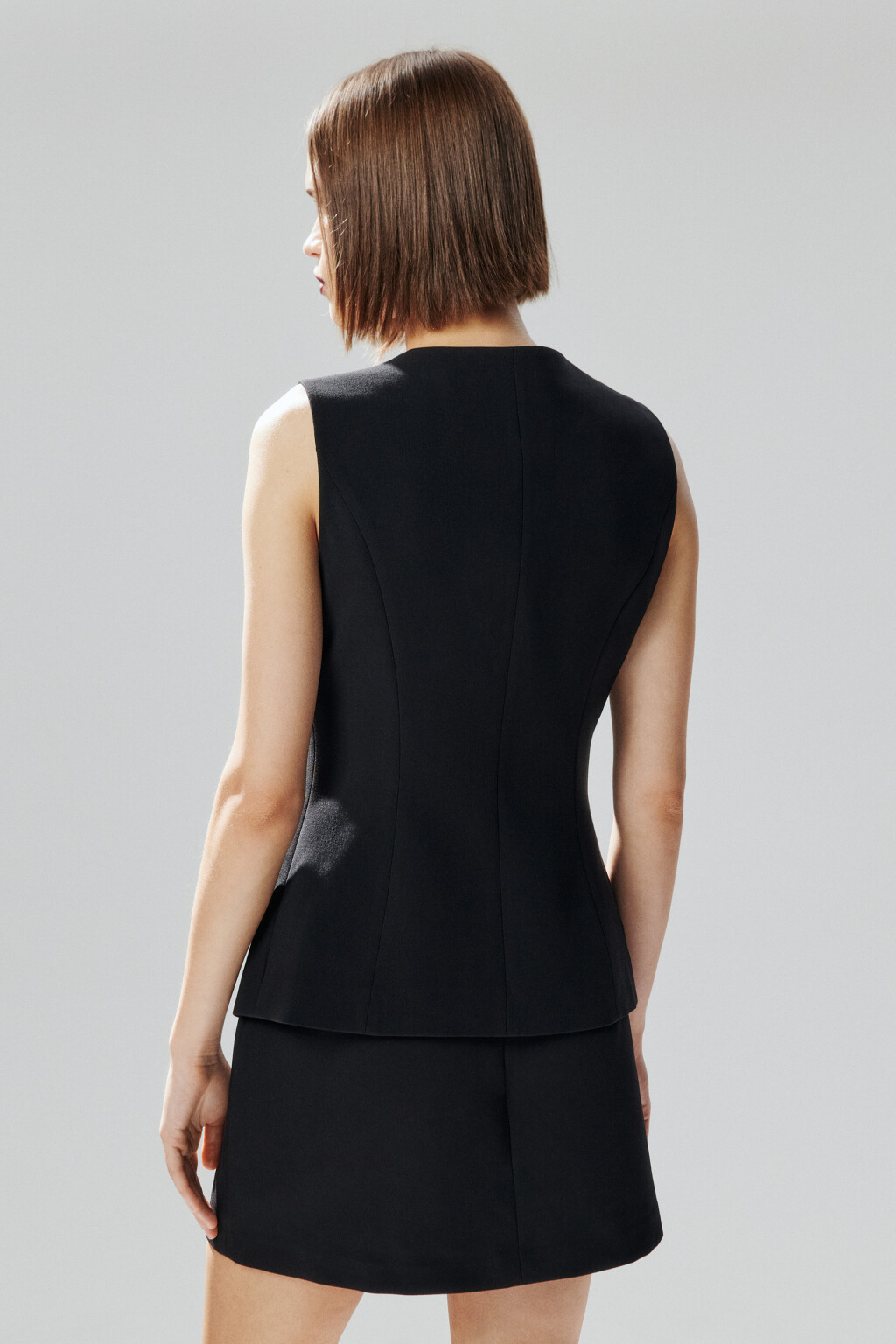 Жилет приталенный с круглым вырезом - цвет черный - 4