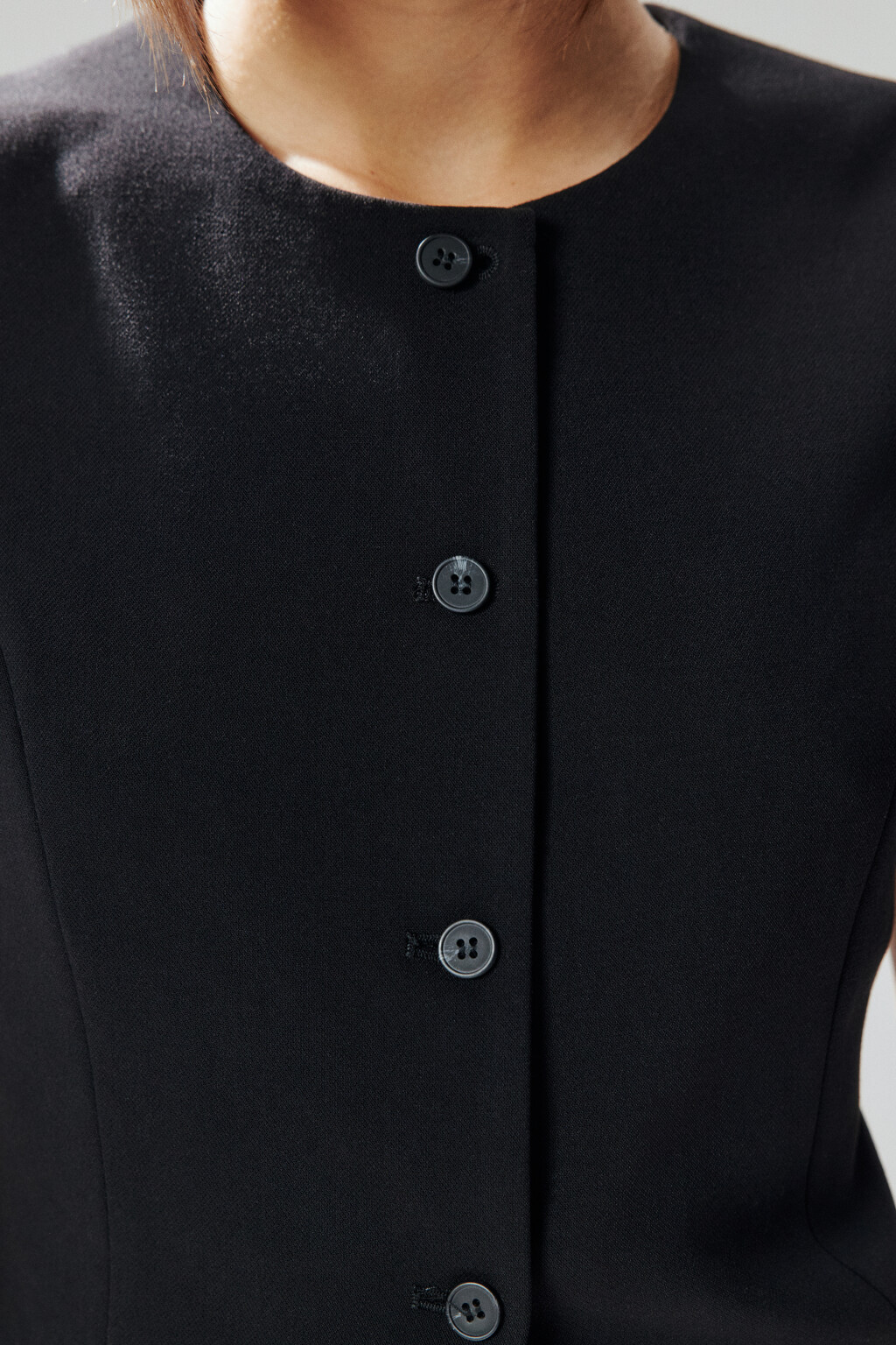 Жилет приталенный с круглым вырезом - цвет черный - 6