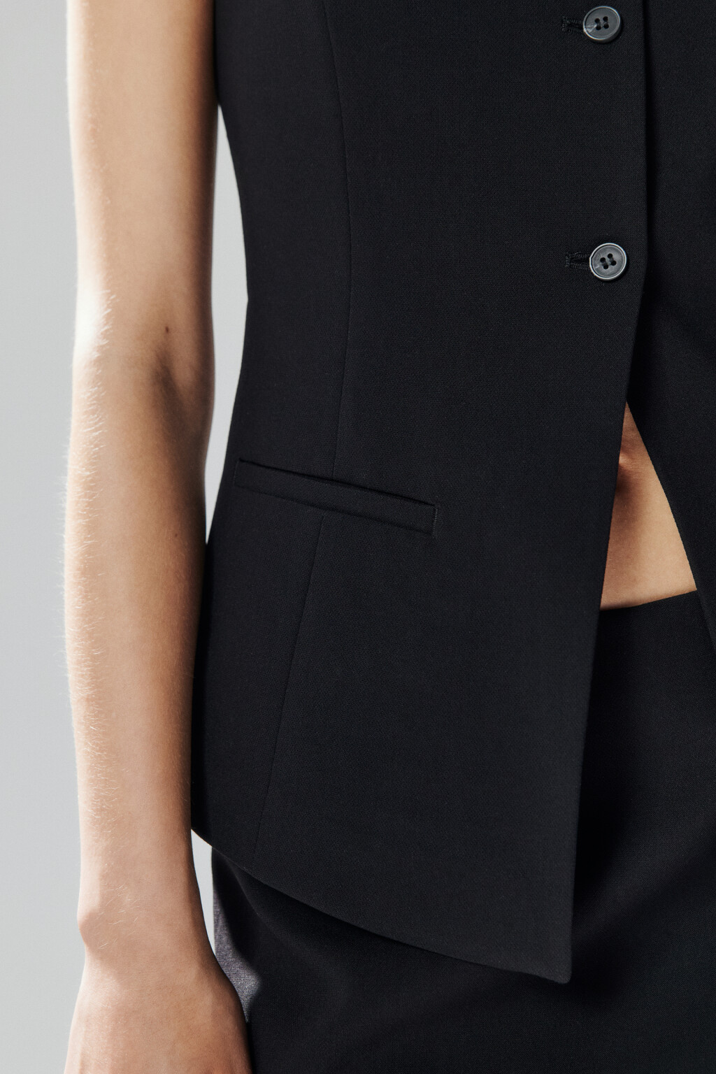 Жилет приталенный с круглым вырезом - цвет черный - 7