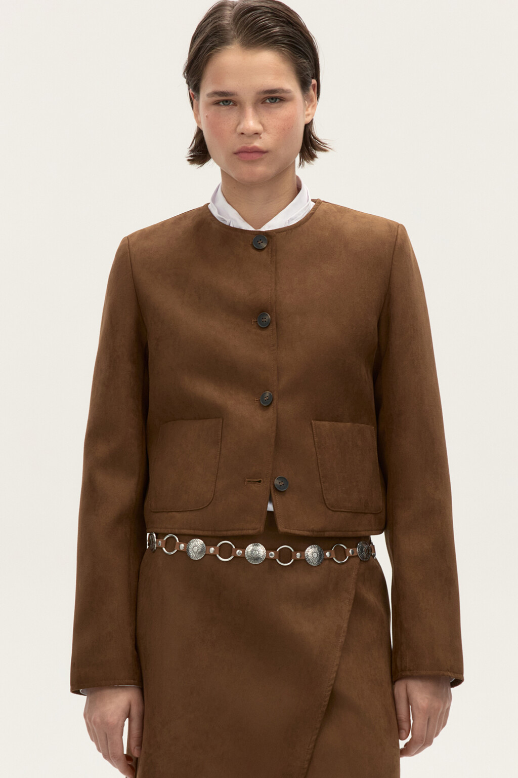 Жакет укороченный с замшевой фактурой - цвет коричневый - 2