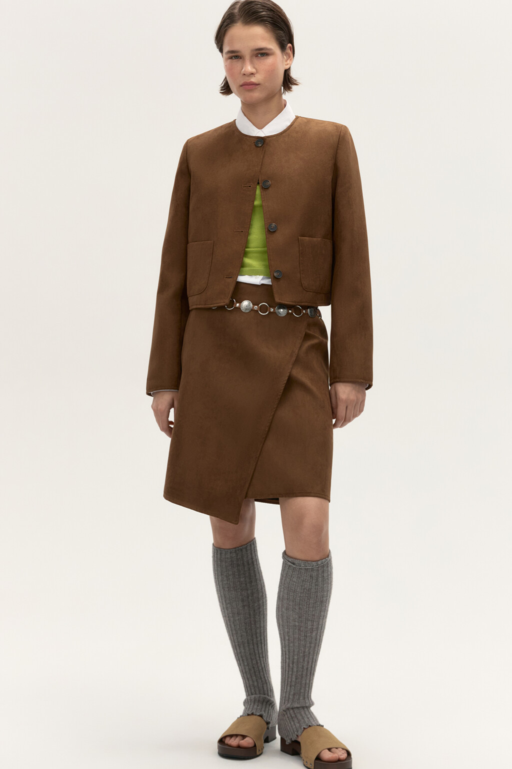 Жакет укороченный с замшевой фактурой - цвет коричневый - 4