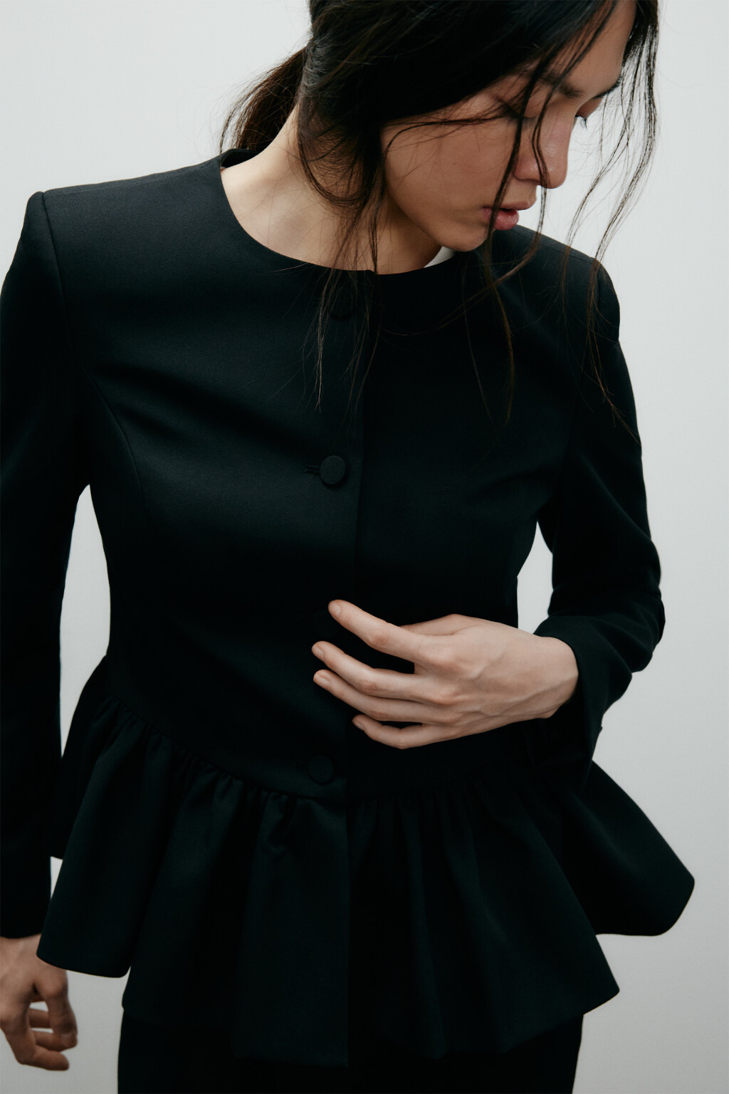 Жакет приталенный с баской - цвет черный - 3