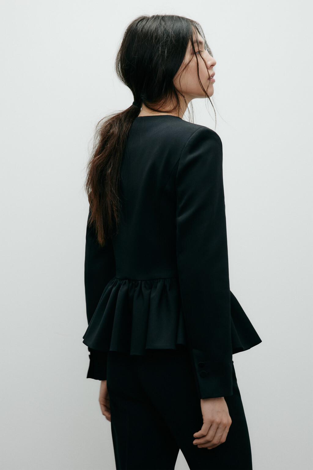 Жакет приталенный с баской - цвет черный - 6