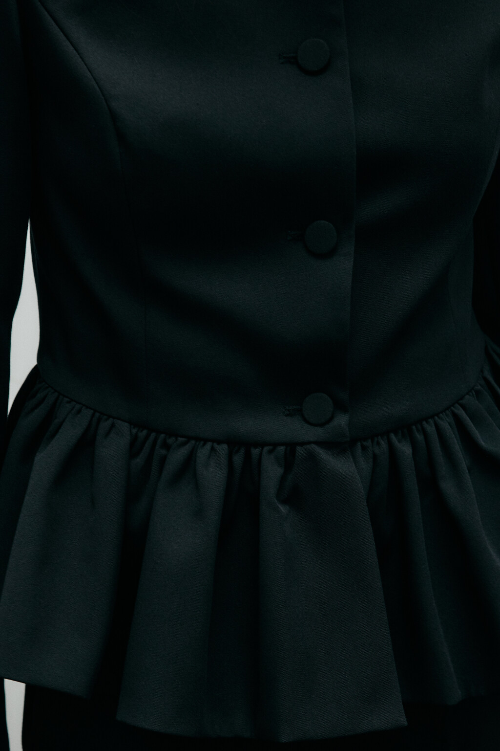 Жакет приталенный с баской - цвет черный - 8