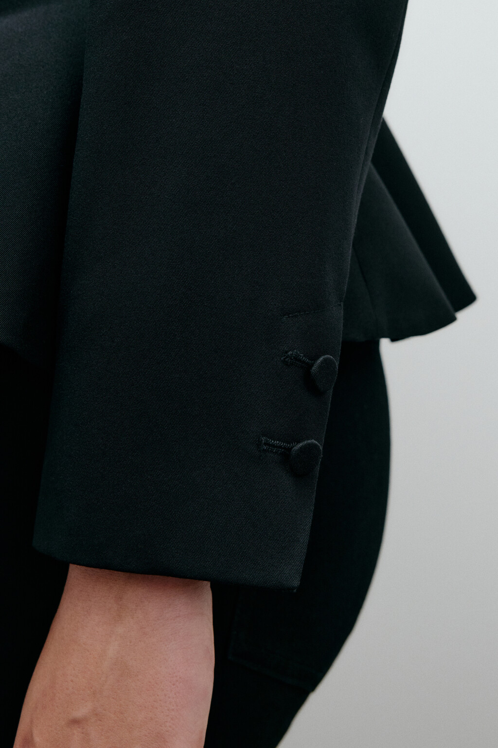 Жакет приталенный с баской - цвет черный - 7