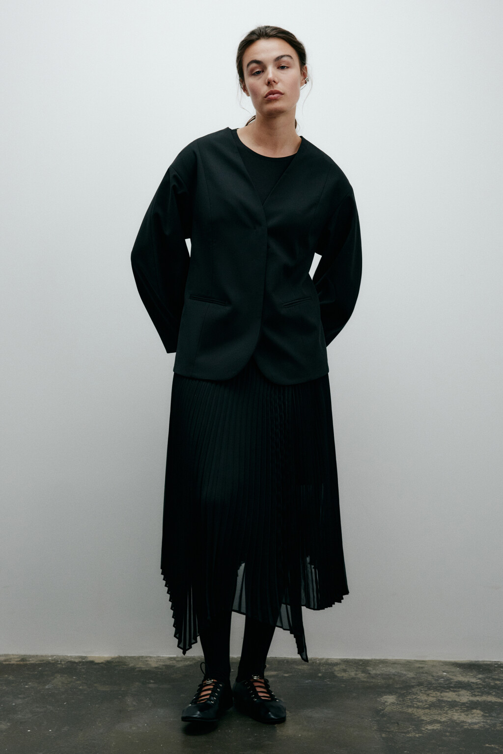 Жакет приталенный с объемными рукавами - цвет черный - 4