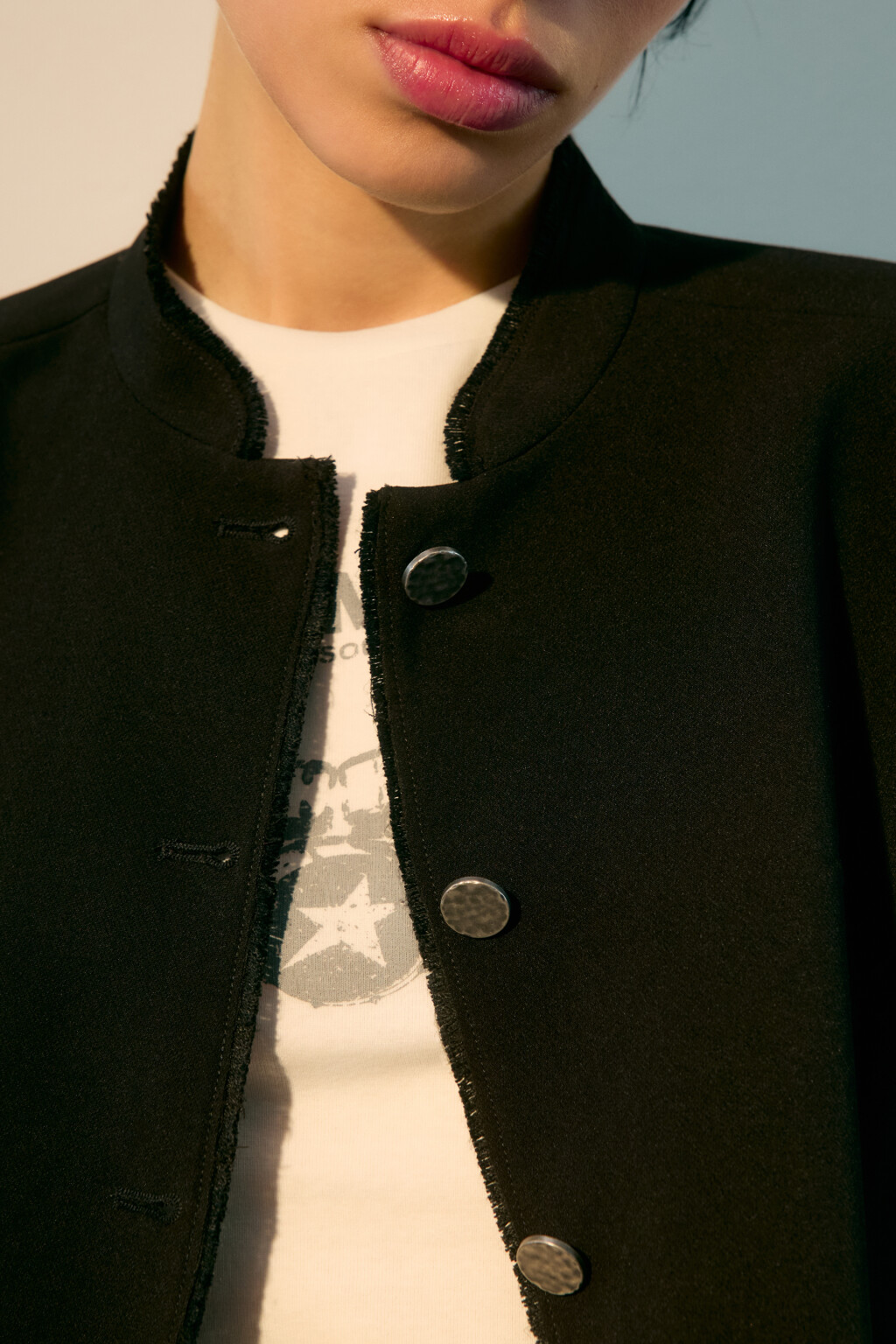 Жакет-бомбер укороченный на пуговицах - цвет черный - 5