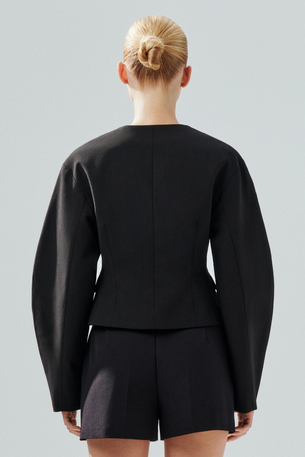 Жакет приталенный с объемными рукавами - цвет черный - 4