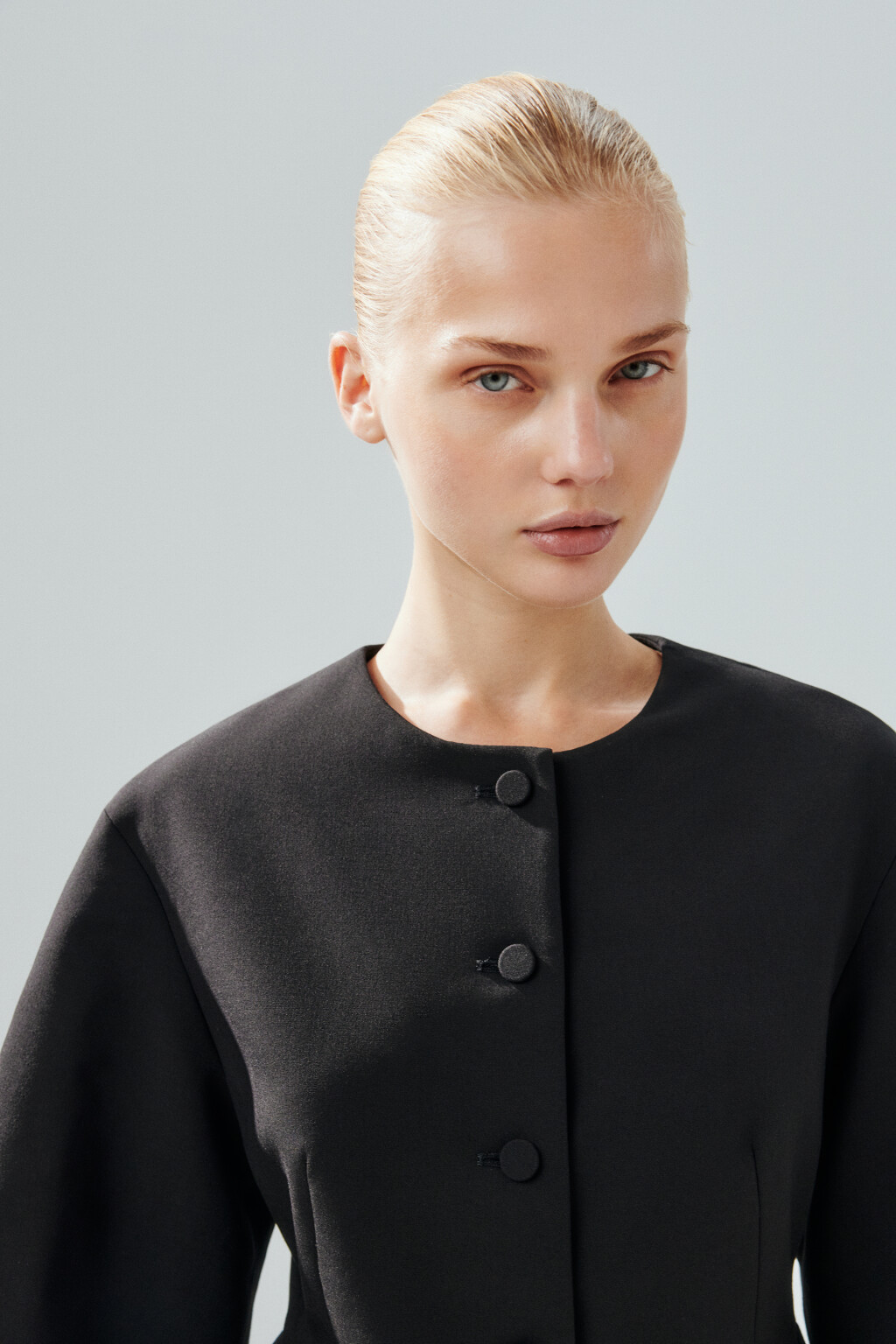 Жакет приталенный с объемными рукавами - цвет черный - 7