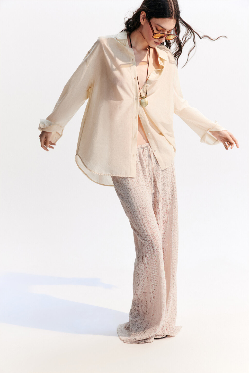 Брюки широкие из кружева - цвет бежевый - 2