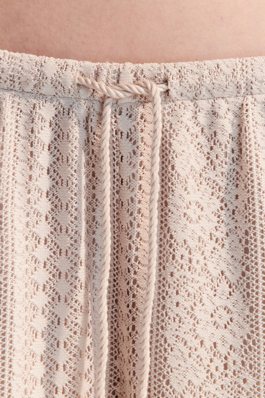 Брюки широкие из кружева - цвет бежевый - 6