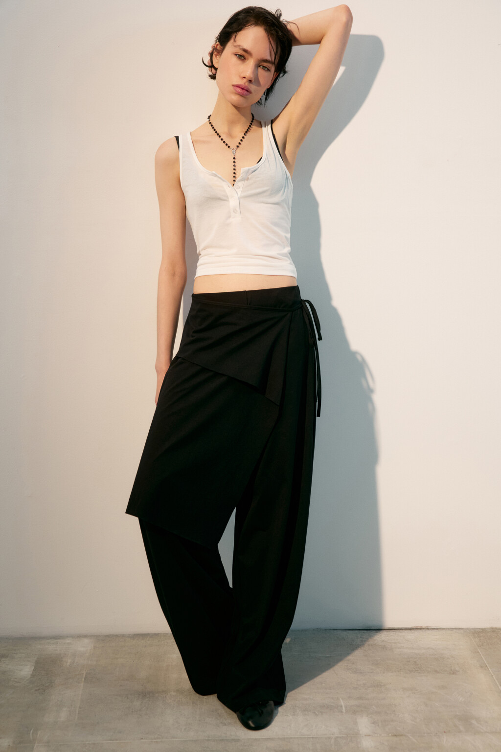 Брюки широкие с баской на завязках - цвет черный - 1