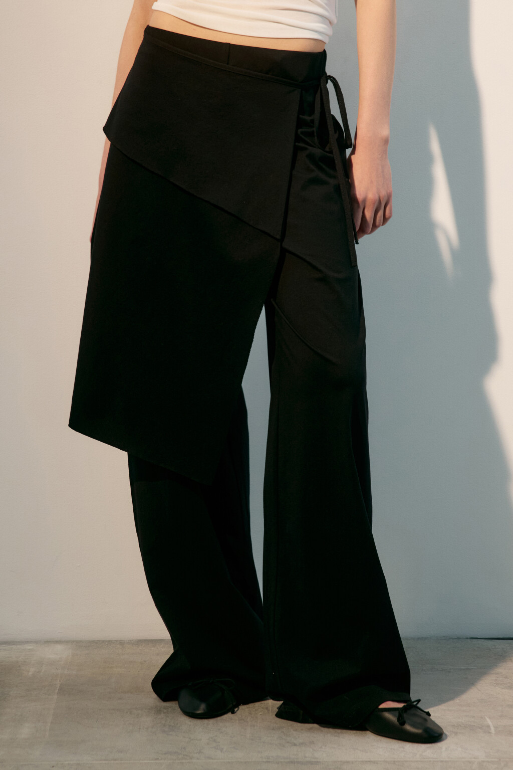 Брюки широкие с баской на завязках - цвет черный - 2