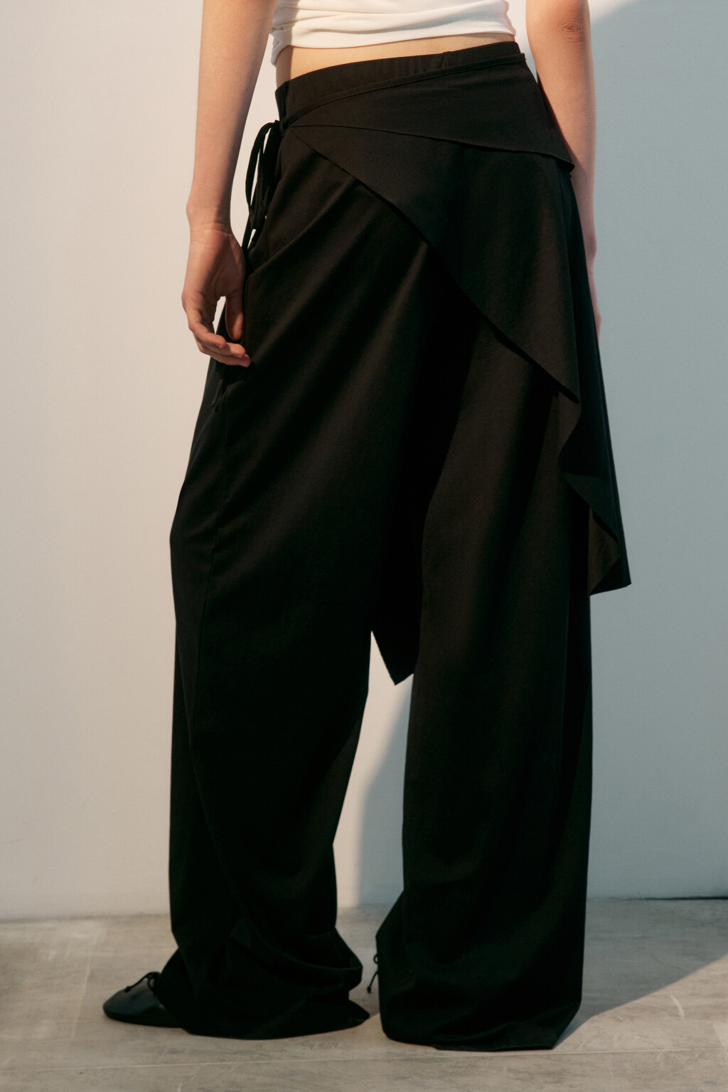 Брюки широкие с баской на завязках - цвет черный - 3
