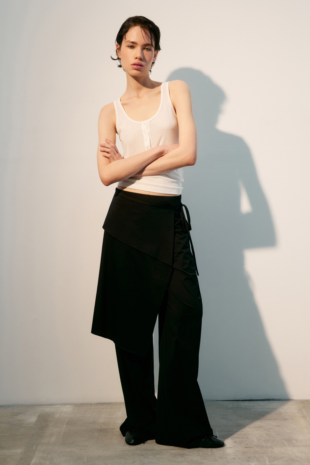 Брюки широкие с баской на завязках - цвет черный - 4