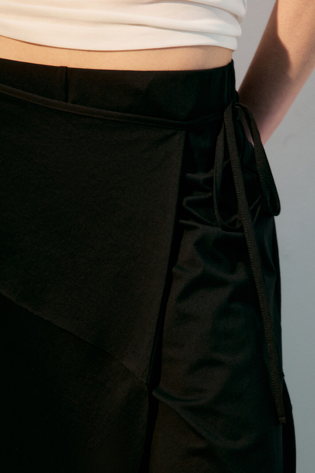 Брюки широкие с баской на завязках - цвет черный - 5