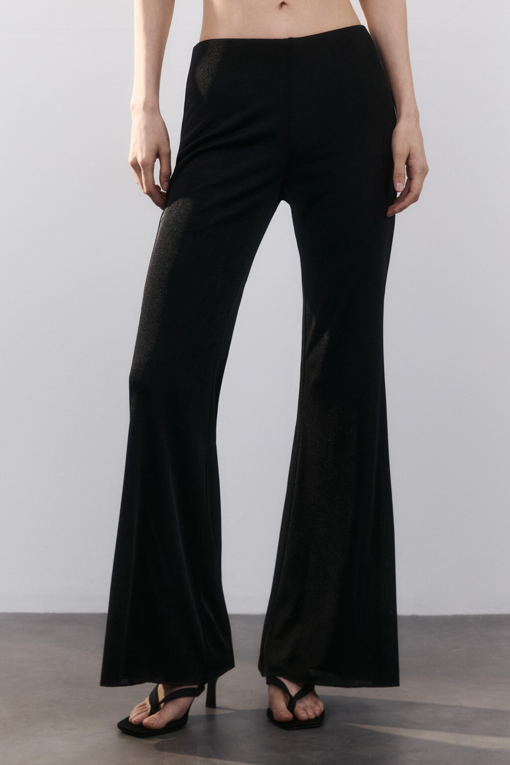 Брюки клеш из тонкого трикотажа - цвет черный - 2