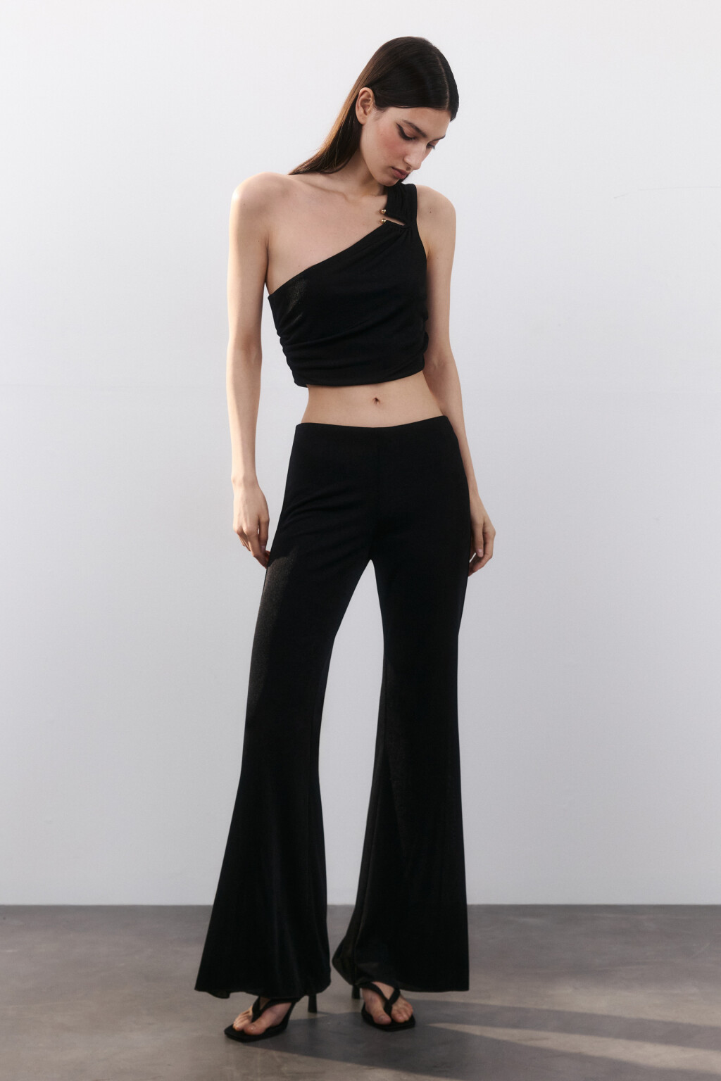 Брюки клеш из тонкого трикотажа - цвет черный - 4