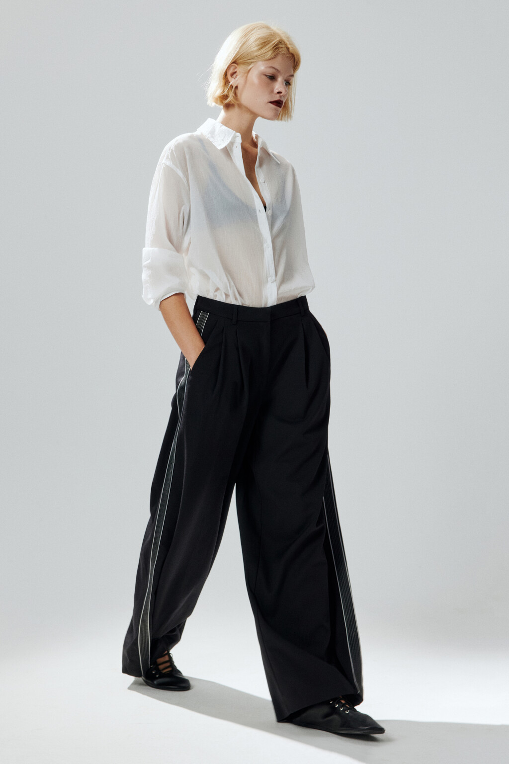 Брюки костюмные с лампасами - цвет черный - 1