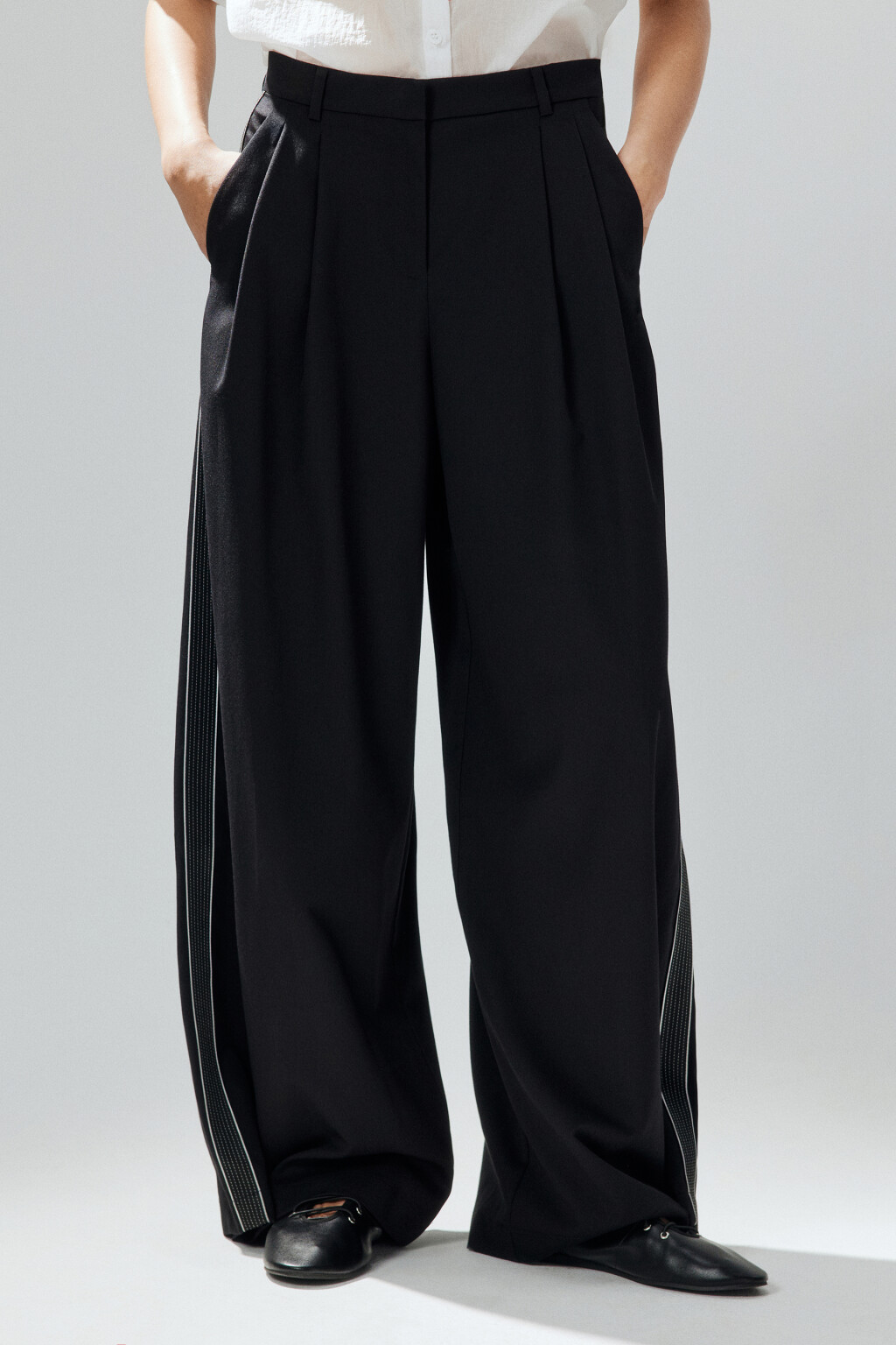 Брюки костюмные с лампасами - цвет черный - 2
