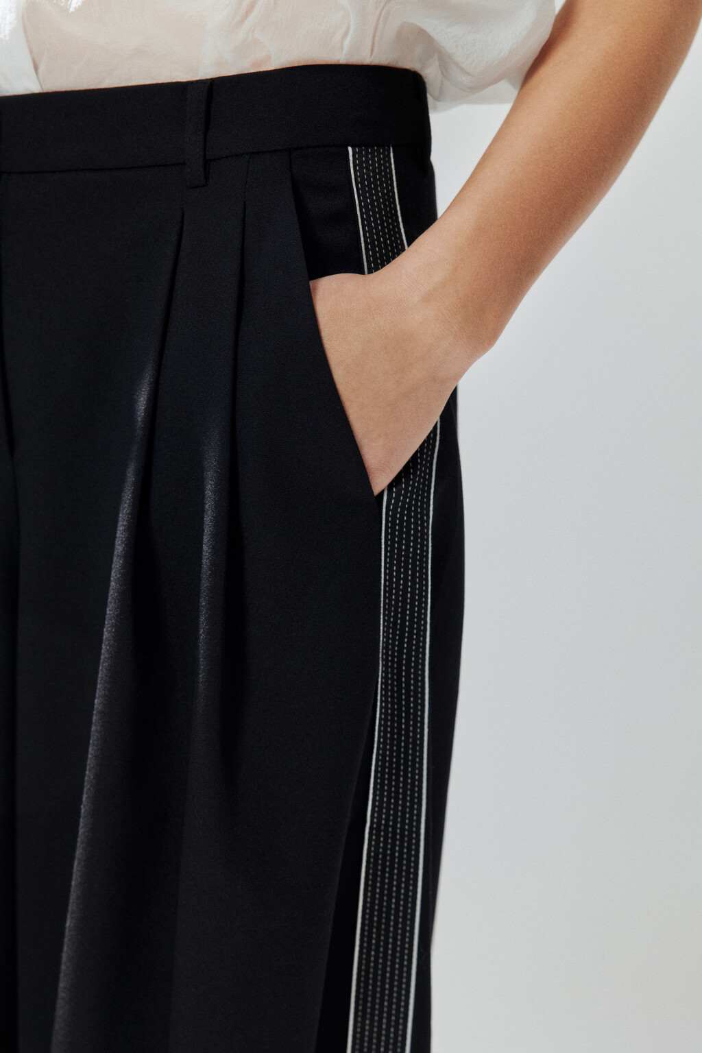 Брюки костюмные с лампасами - цвет черный - 5