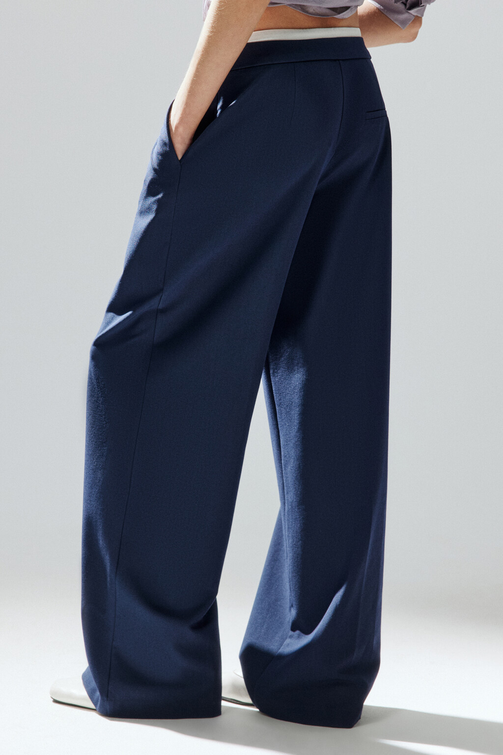 Брюки широкие с контрастным поясом - цвет синий - 3