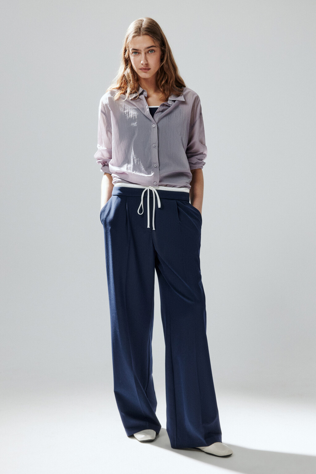Брюки широкие с контрастным поясом - цвет синий - 4