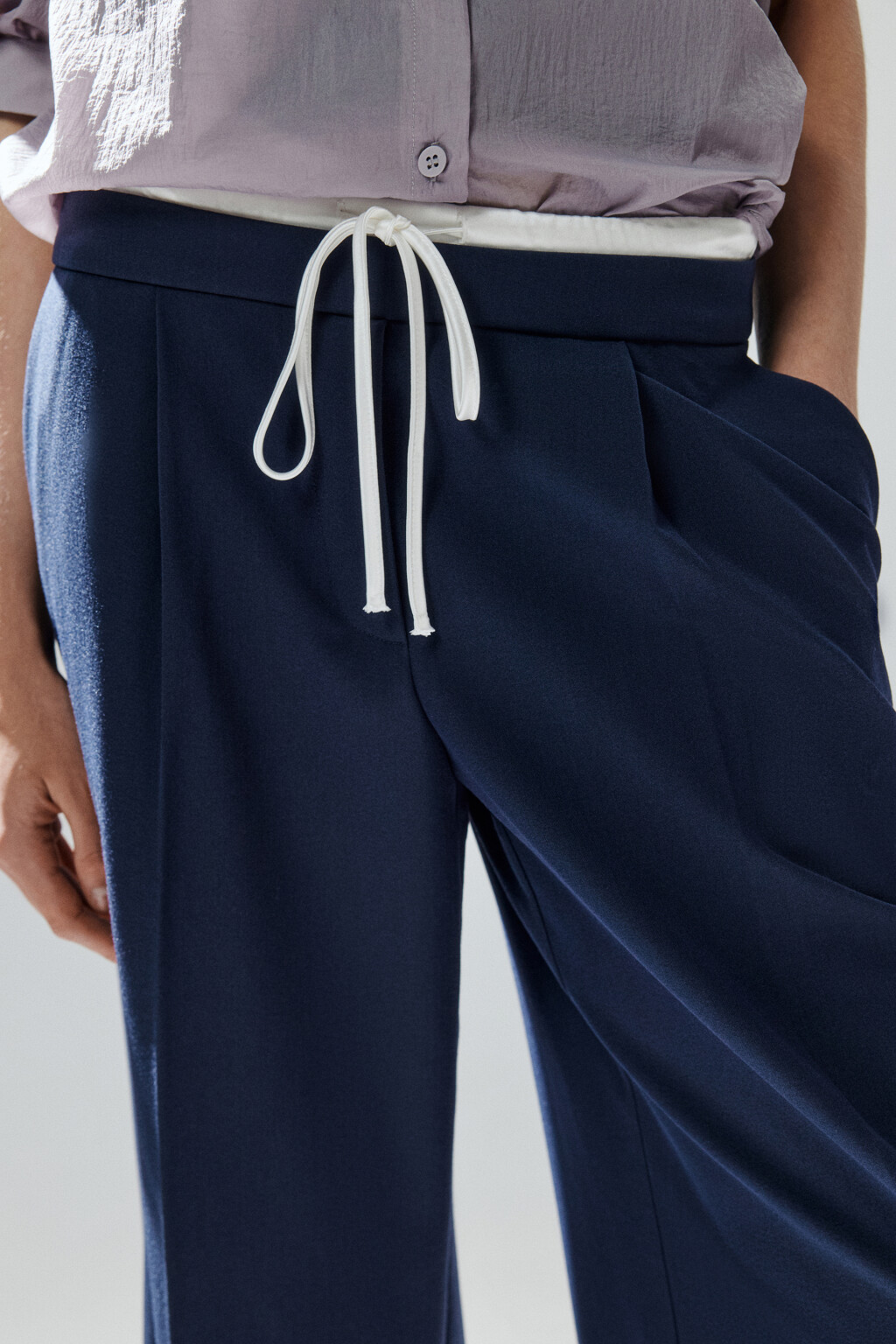 Брюки широкие с контрастным поясом - цвет синий - 5