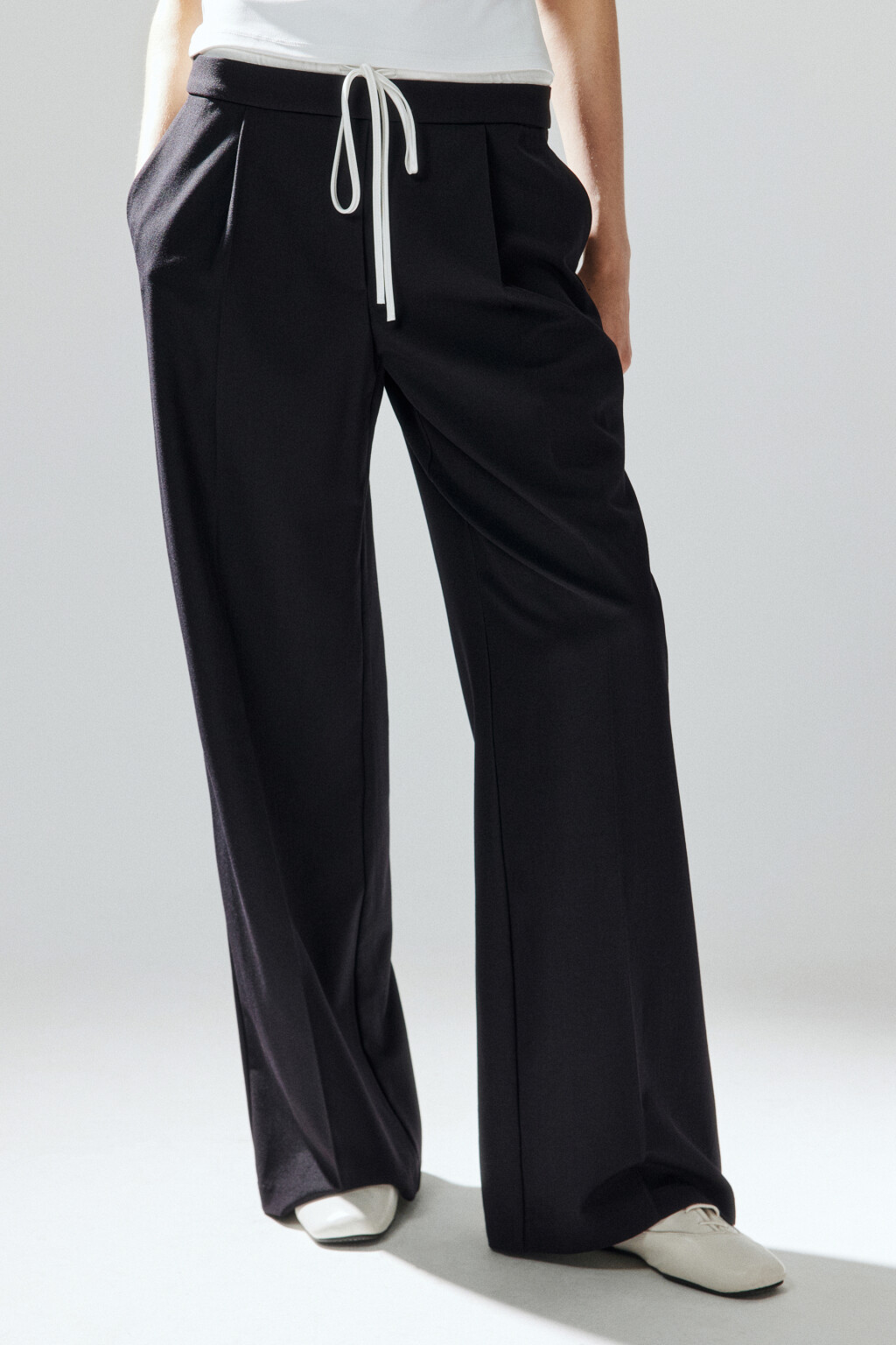 Брюки широкие с контрастным поясом - цвет черный - 2