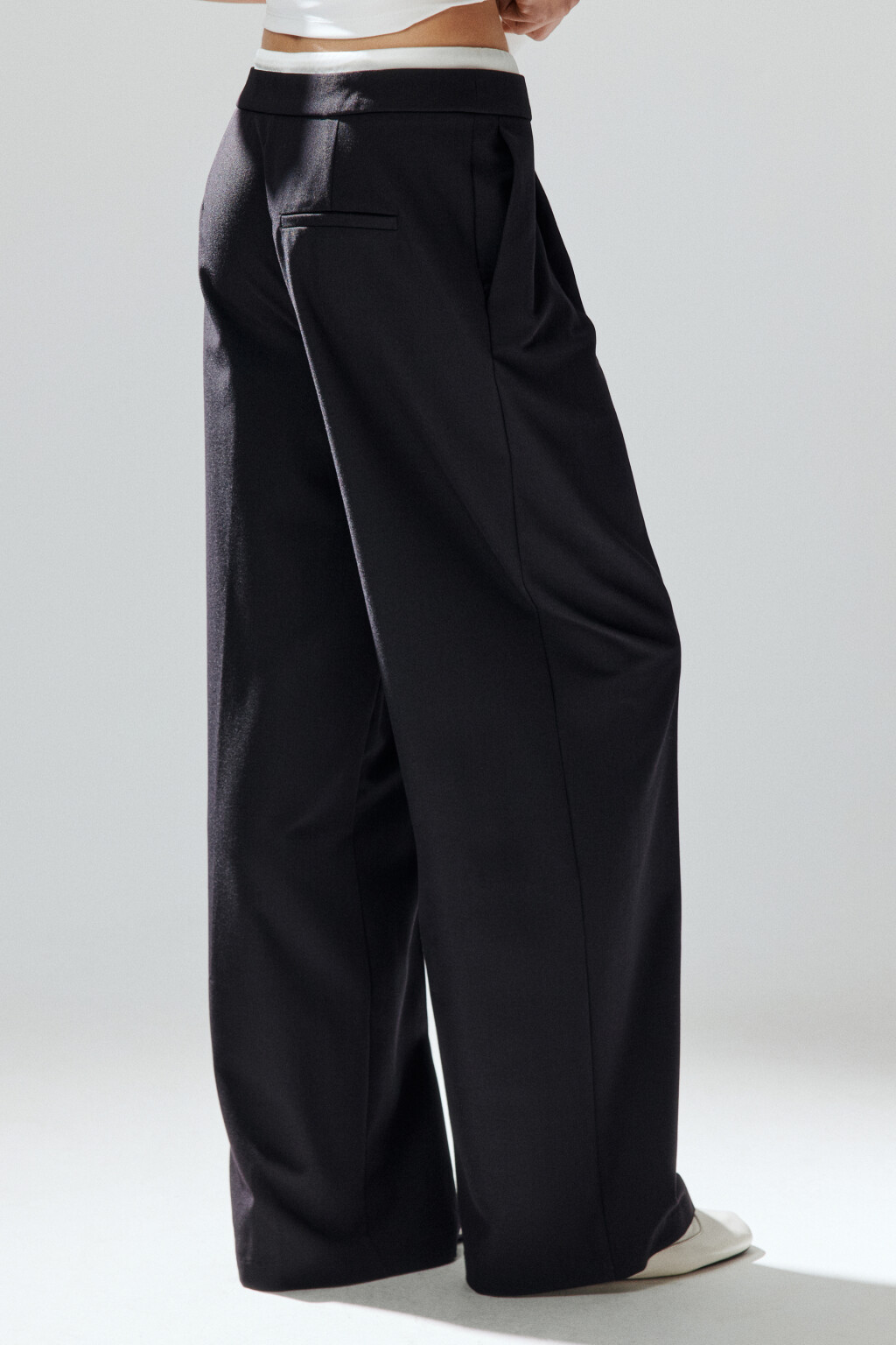 Брюки широкие с контрастным поясом - цвет черный - 3
