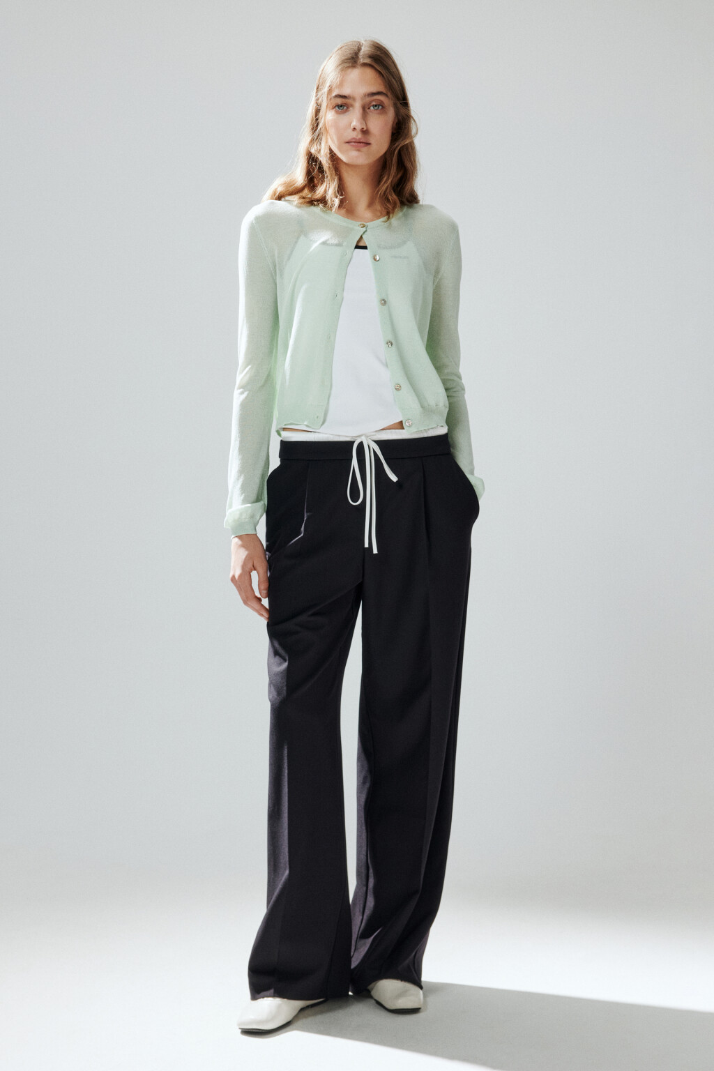 Брюки широкие с контрастным поясом - цвет черный - 4