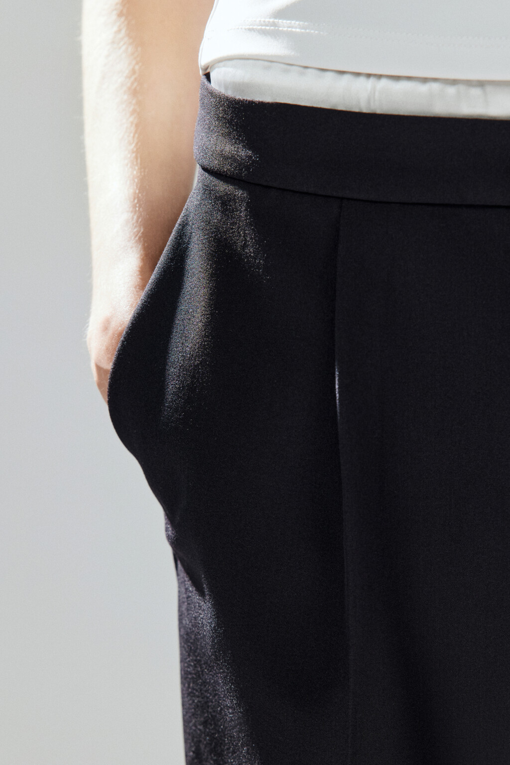 Брюки широкие с контрастным поясом - цвет черный - 6