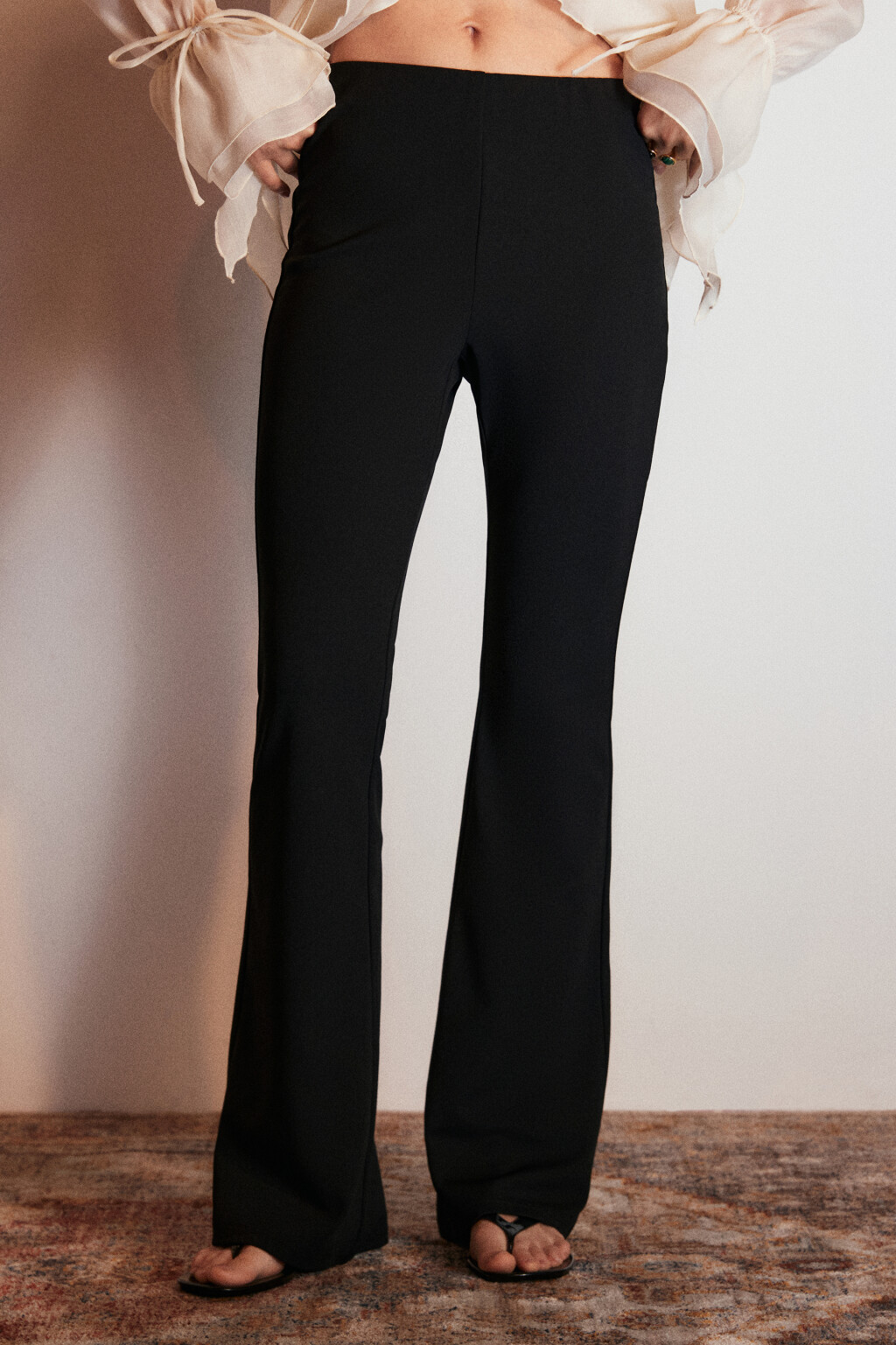 Брюки клеш с высокой посадкой - цвет черный - 2