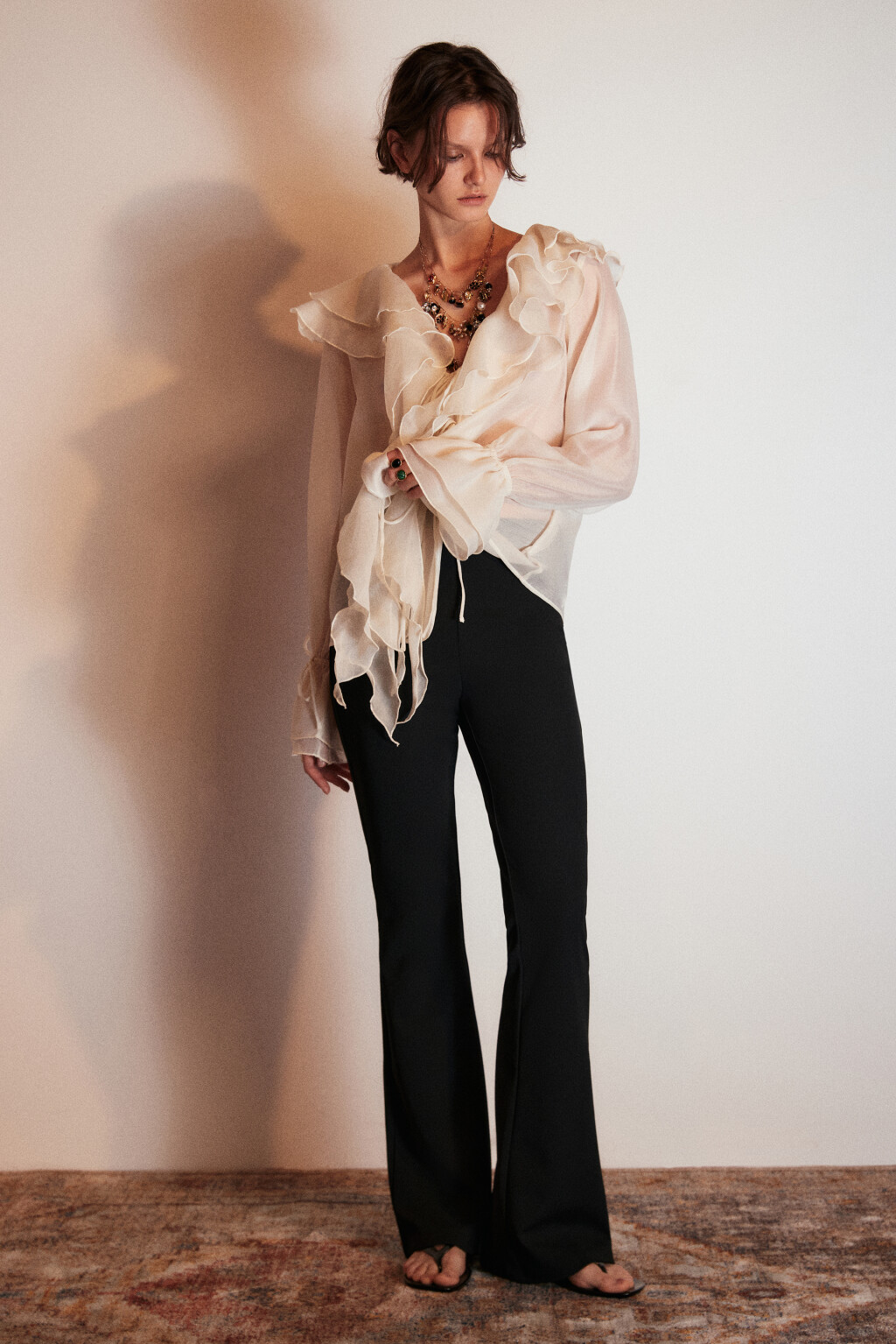 Брюки клеш с высокой посадкой - цвет черный - 4