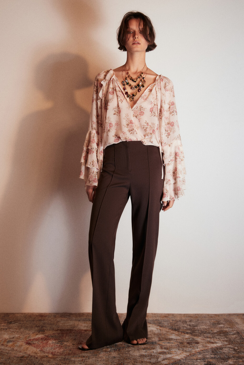 Брюки прямые со стрелками - цвет коричневый - 5