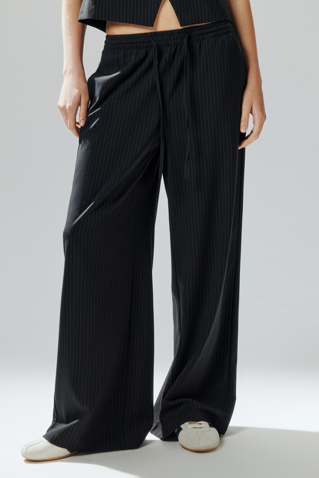 Брюки костюмные с поясом на завязках - цвет черный - 2