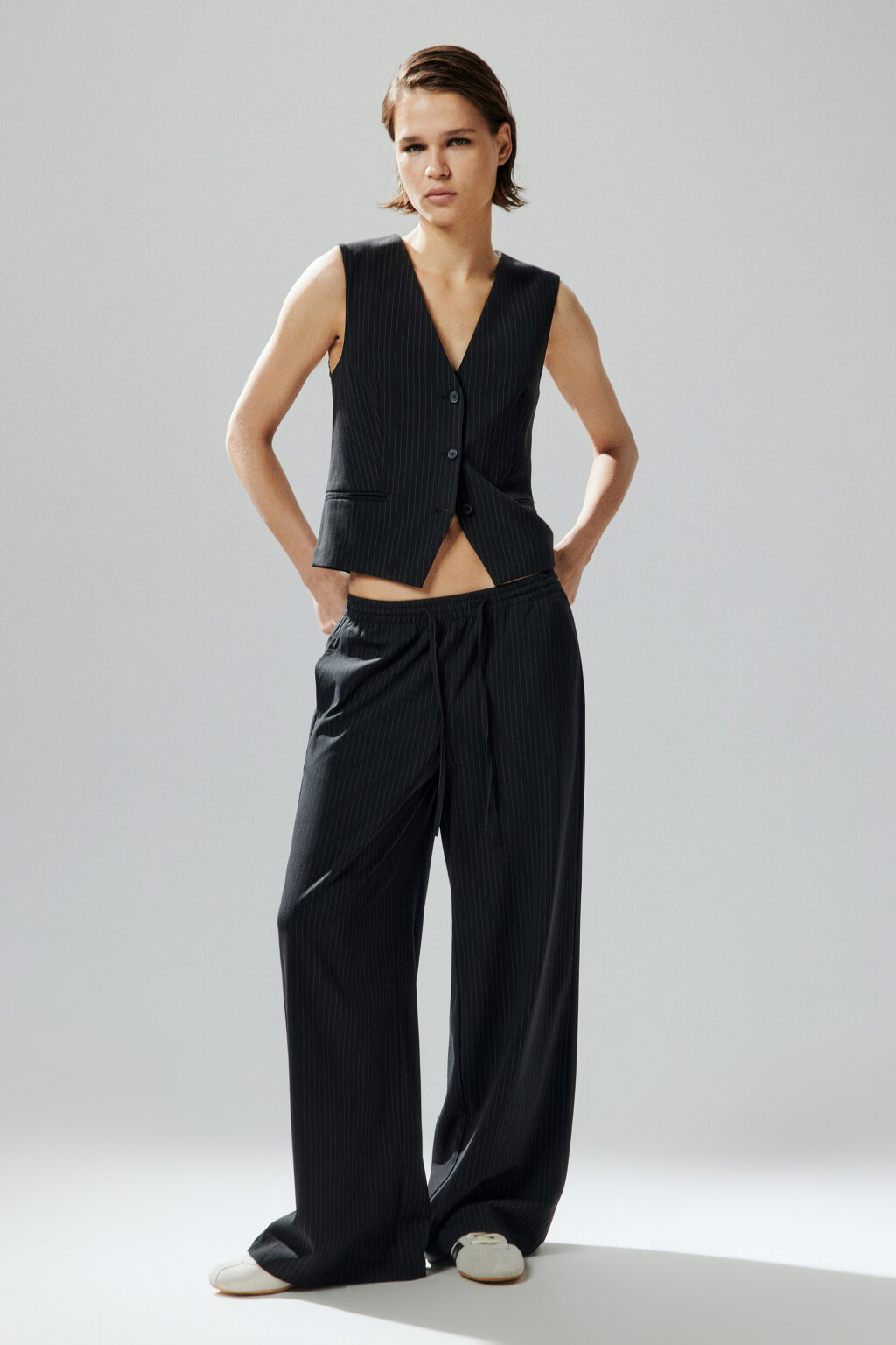 Брюки костюмные с поясом на завязках - цвет черный - 4