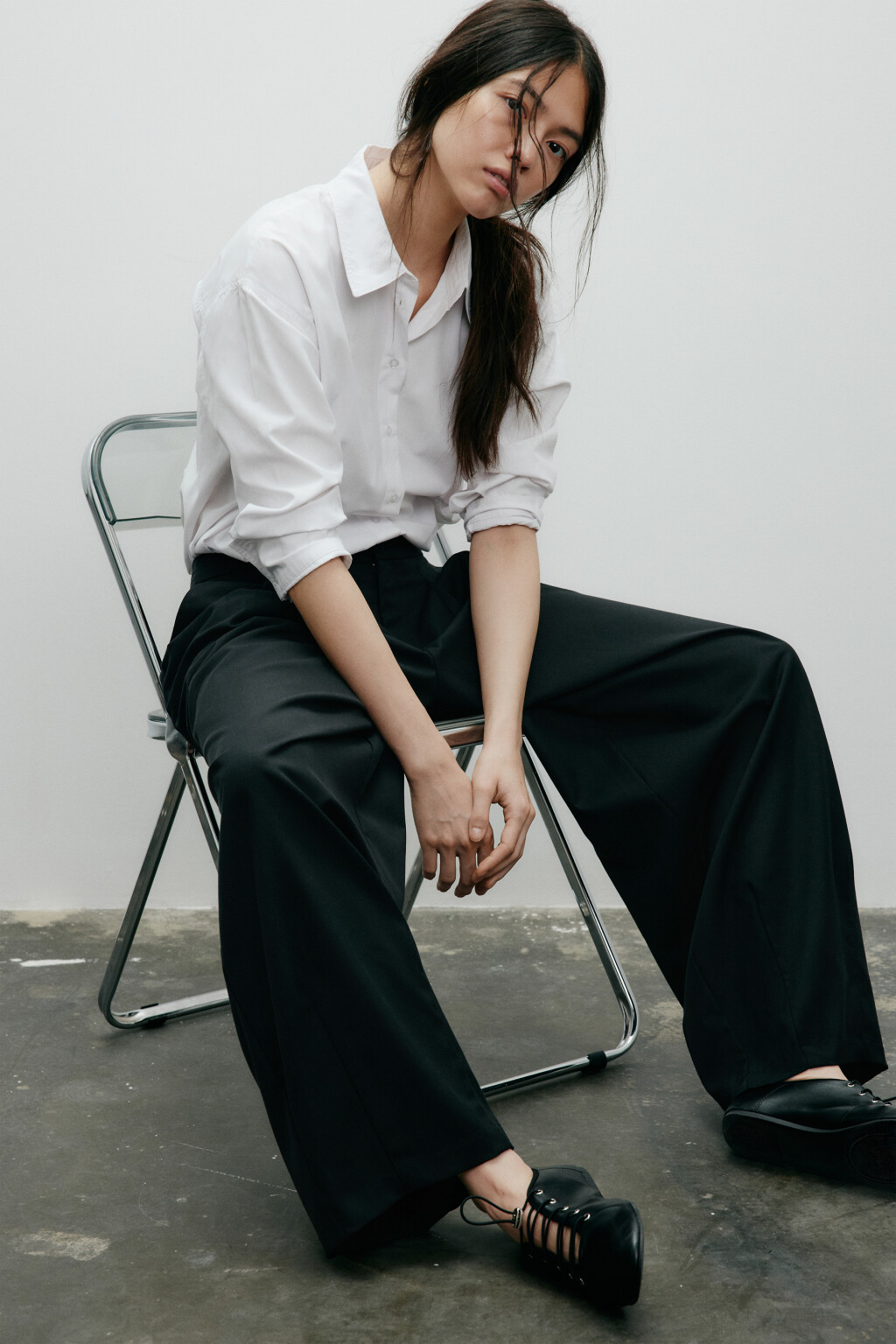 Брюки-бананы костюмные со складками - цвет черный - 10