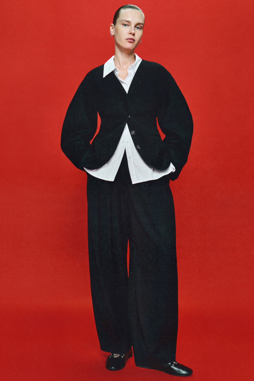 Брюки-бананы костюмные со складками - цвет черный - 1